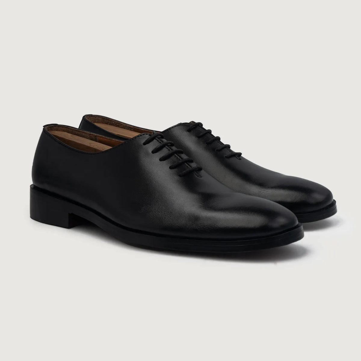 Director Wholecut Fekete Bőrcipők Férfi For Men in White Full-Grain Leather - Elölnézet & testre szabott sziluett | Online vásárlás