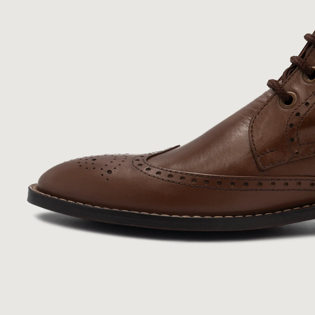 Közeli részlet of Classic Collar & Heavy-Duty Zipper Hardware on Duster Brogues Derby Barna Bőrbakancsok Férfi