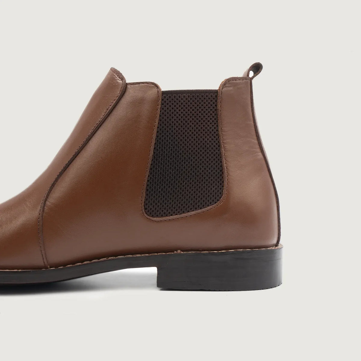 High-Traction Rubber Outsole & Lug Tread Pattern on Clarkson Chelsea Barna Bőrbakancsok Férfi For Men