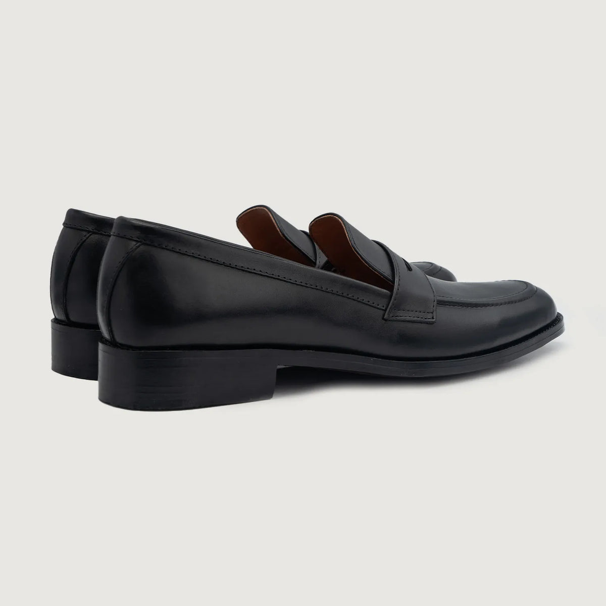 High-Traction Rubber Outsole & Lug Tread Pattern on Baxton Fekete Bőr mokaszin Férfi For Men