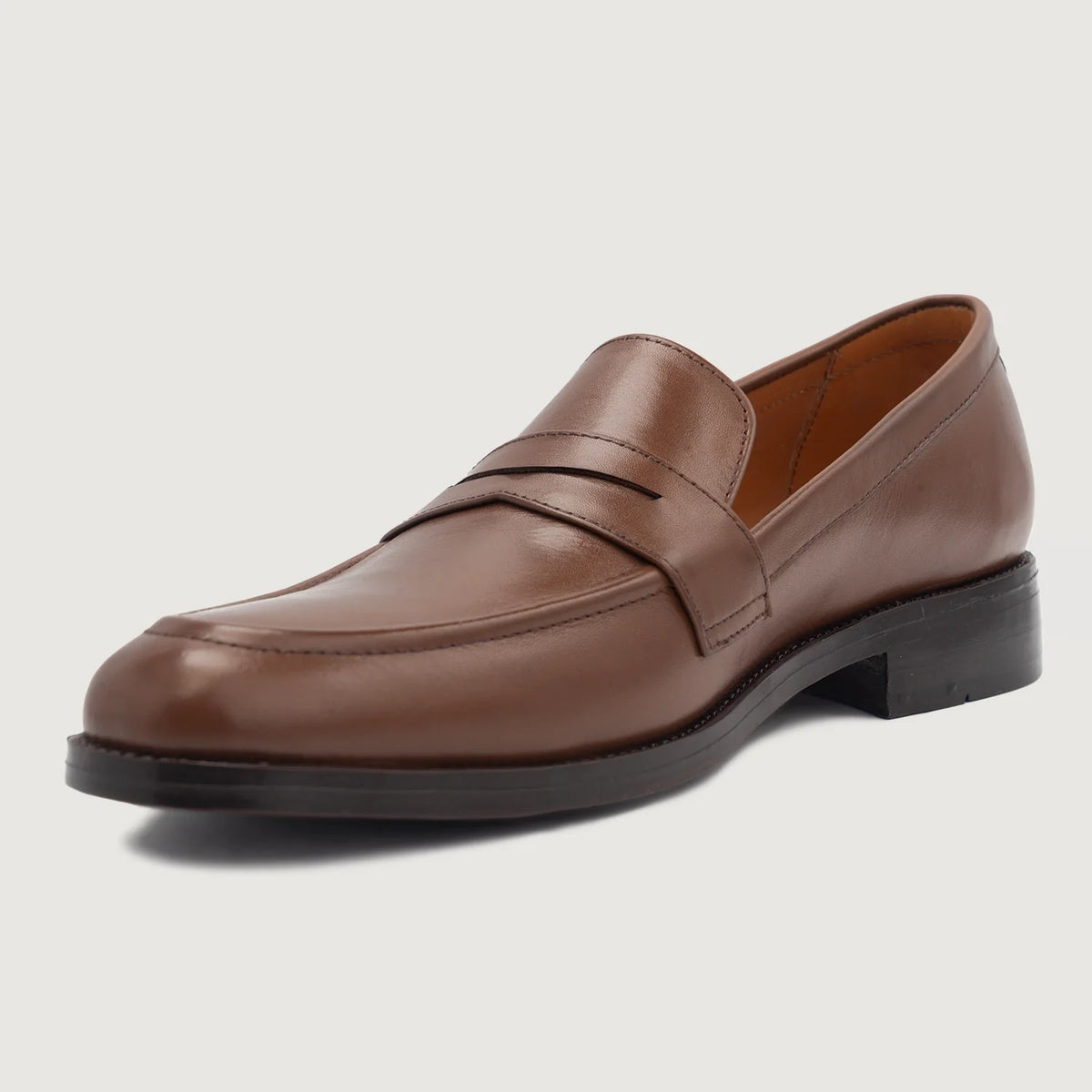 High-Traction Rubber Outsole & Lug Tread Pattern on Baxton Barna Bőr mokaszin Férfi