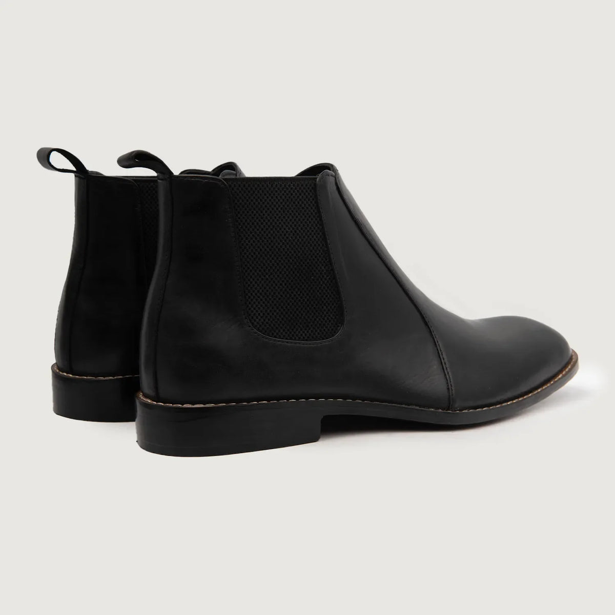 High-Traction Rubber Outsole & Lug Tread Pattern on Clarkson Chelsea Fekete Bőrbakancsok Férfi For Men