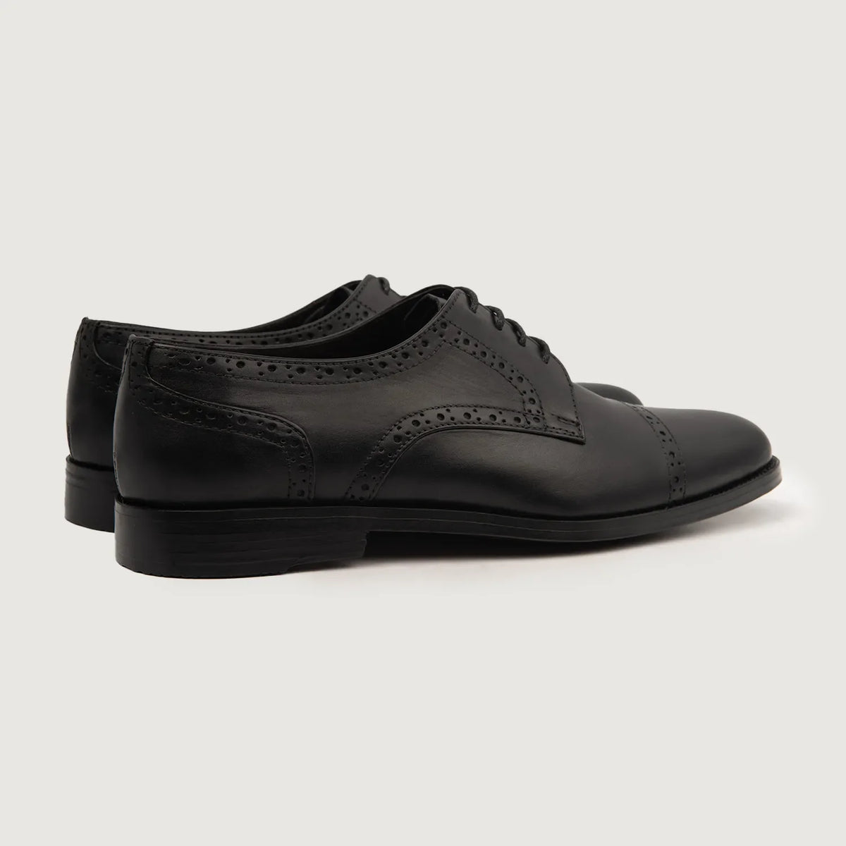 High-Traction Rubber Outsole & Lug Tread Pattern on Dirk Brogues Bőr derby félcipő Férfi