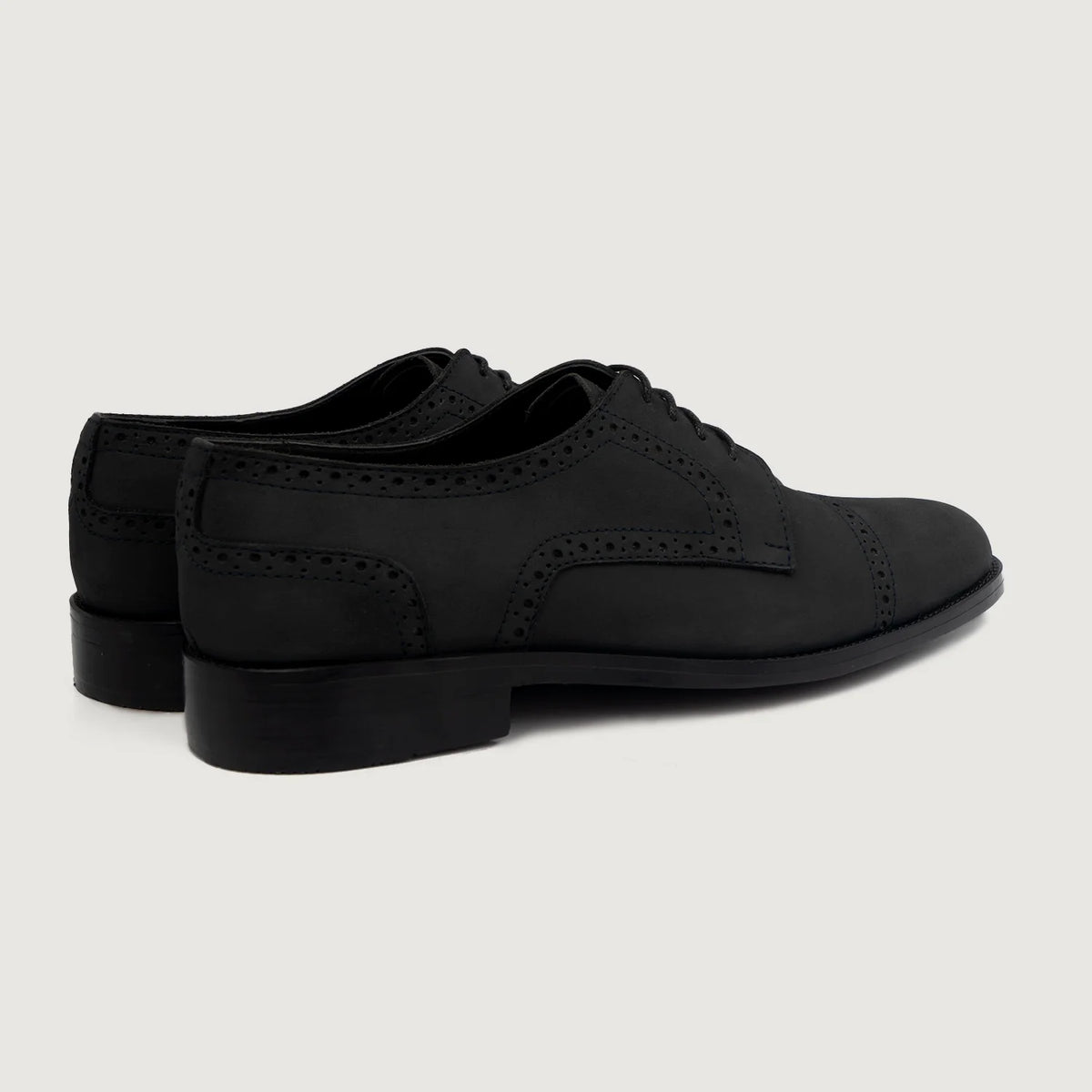 High-Traction Rubber Outsole & Lug Tread Pattern on Dirk Brogues Derby Fekete Nubuck Bőrcipők Férfi For Men