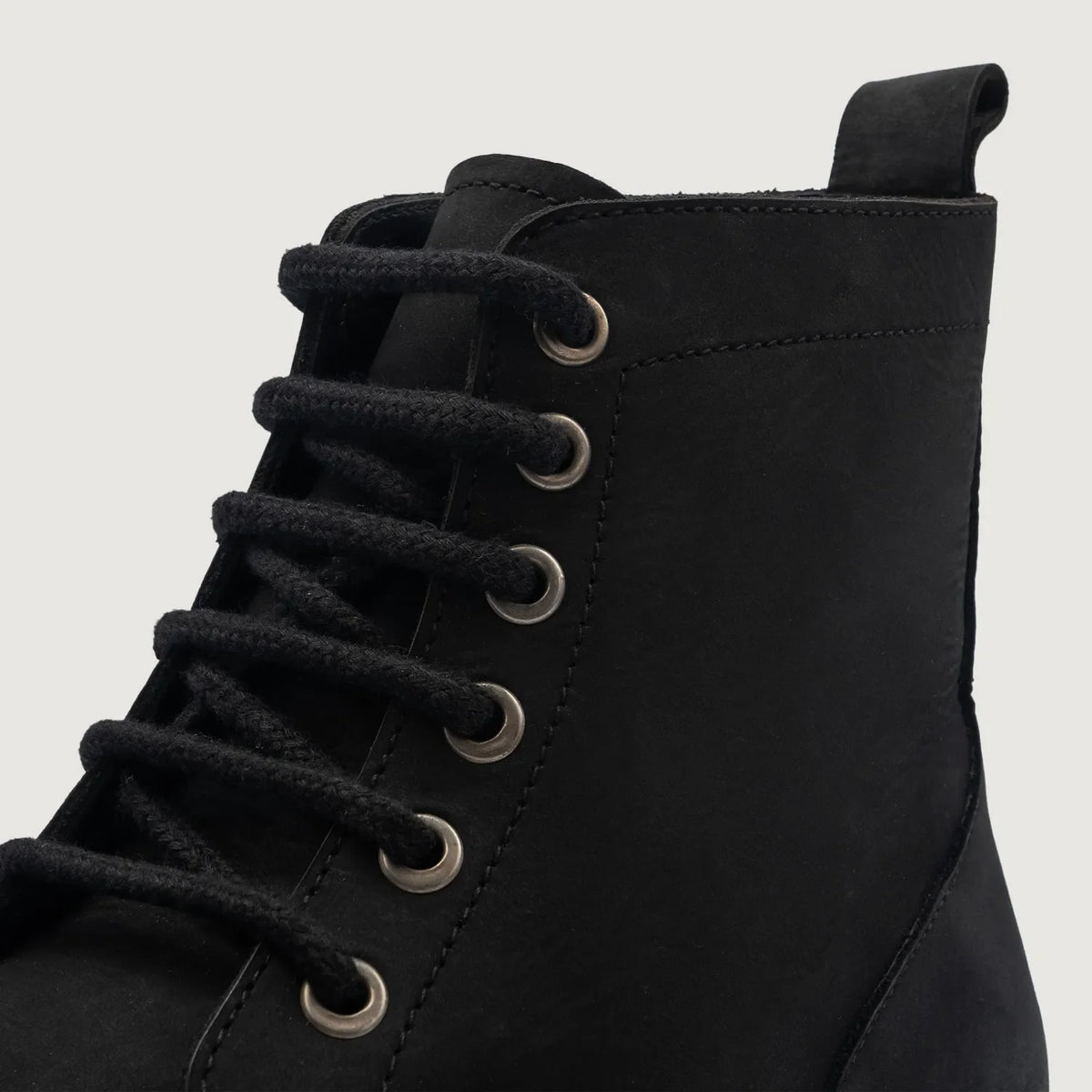 High-Traction Rubber Outsole & Lug Tread Pattern on Knight Derby Fekete Nubuck Bőrbakancsok Férfi For Men