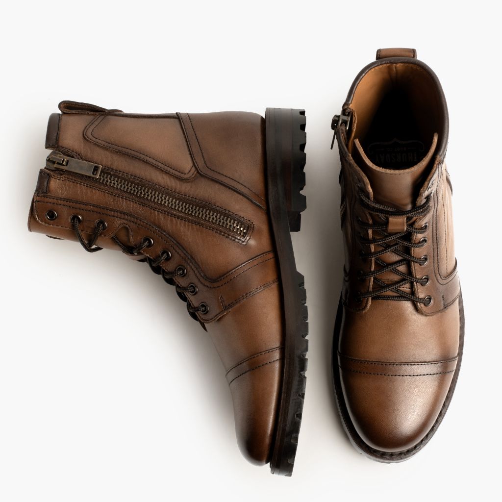 Közeli részlet of Classic Collar & Heavy-Duty Zipper Hardware on Casa Moto Amber Wheat Bőrbakancsok Férfi
