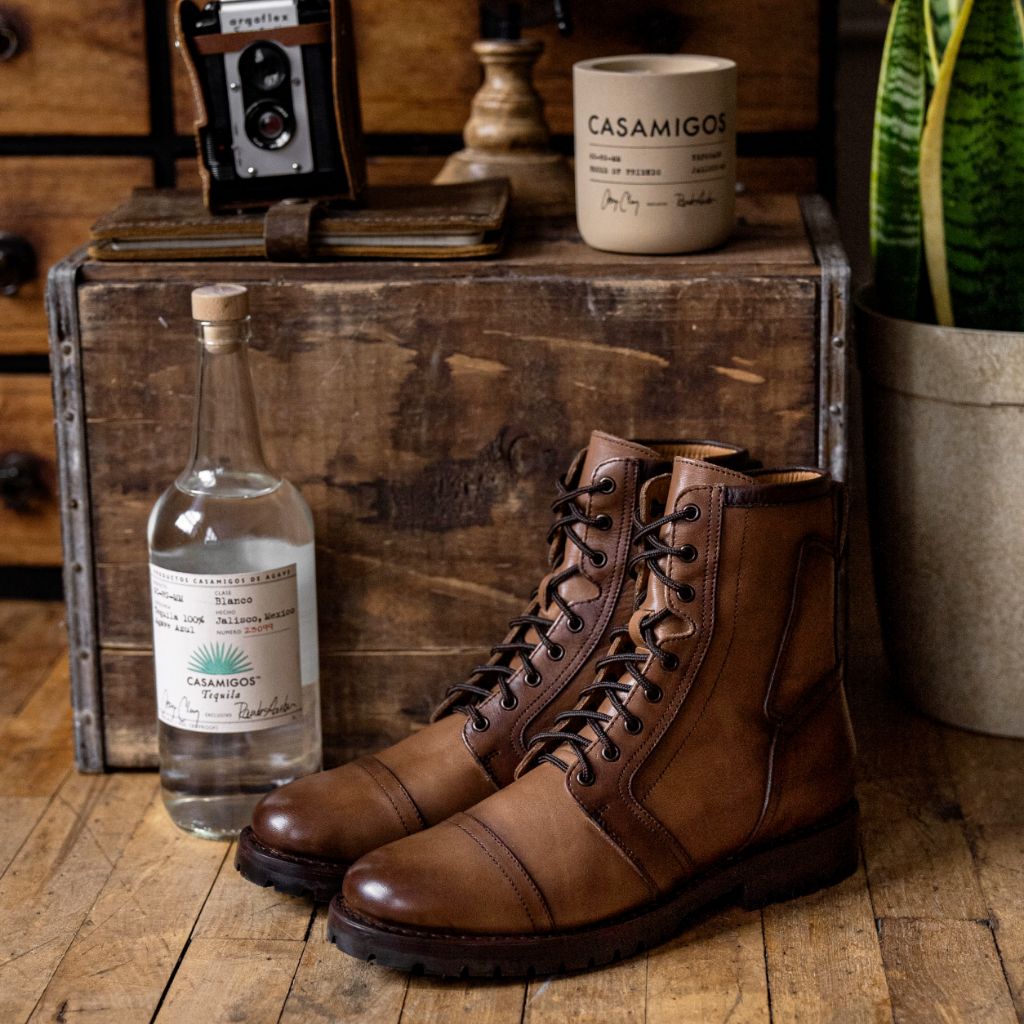 Viselési perspektíva:  Casa Moto Amber Wheat Bőrbakancsok Férfi modellen természetes nappali fényben