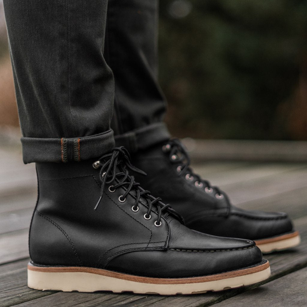 High-Traction Rubber Outsole & Lug Tread Pattern on Diplomat Fekete Matte Bőrbakancsok Férfi