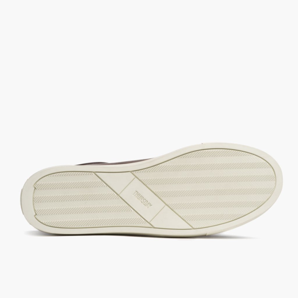 High-Traction Rubber Outsole & Lug Tread Pattern on Premier Low Top Coffee Bőr sneakerek Férfi For Men