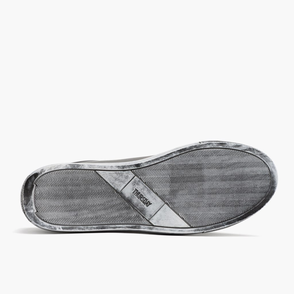 High-Traction Rubber Outsole & Lug Tread Pattern on Premier Low Top Distressed Grey Bőr sneakerek Férfi For Men