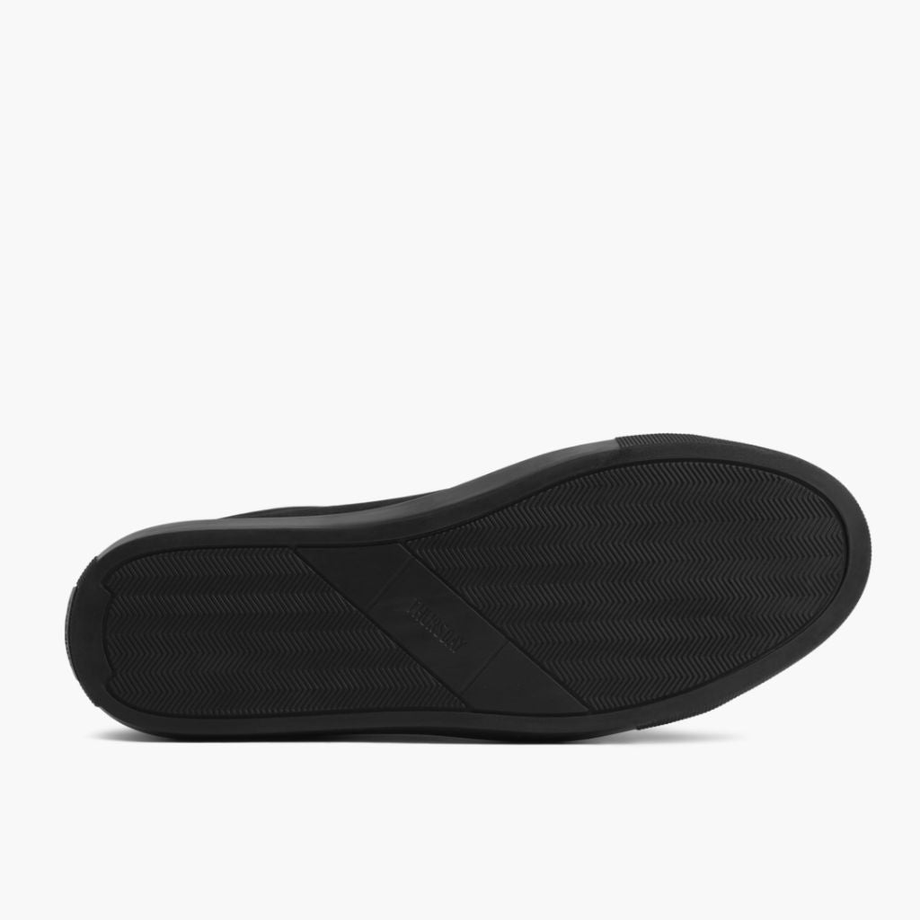 High-Traction Rubber Outsole & Lug Tread Pattern on Premier Low Top Fekete Matte Bőr sneakerek Férfi For Men