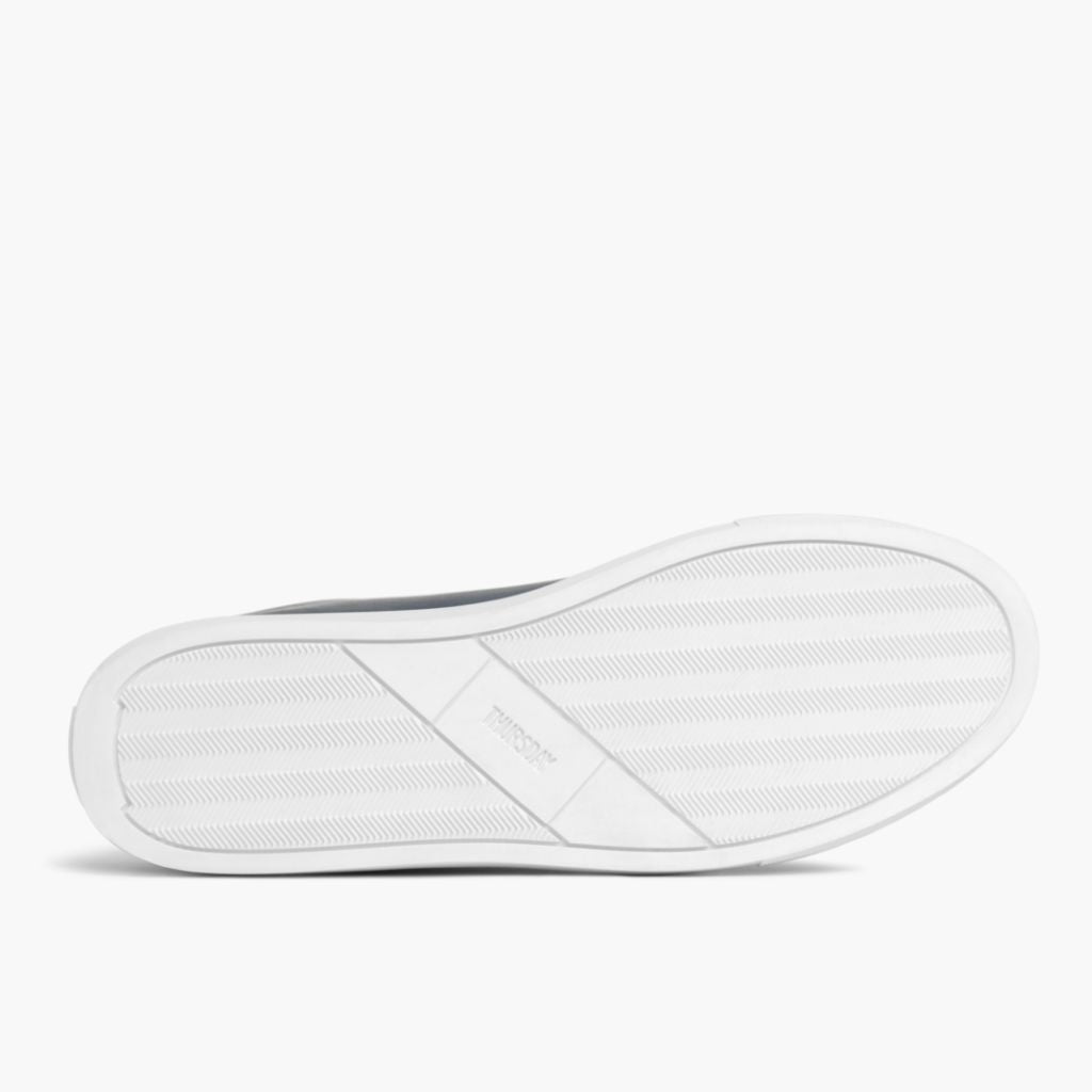 High-Traction Rubber Outsole & Lug Tread Pattern on Premier Low Top Deep Kék Bőr sneakerek Férfi For Men