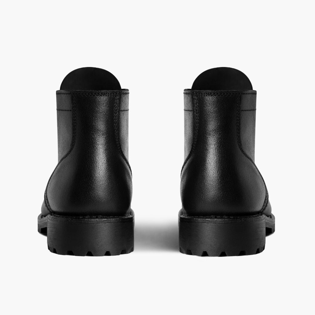 High-Traction Rubber Outsole & Lug Tread Pattern on Vanguard Fekete Waxed Roughout Bőrbakancsok Férfi For Men