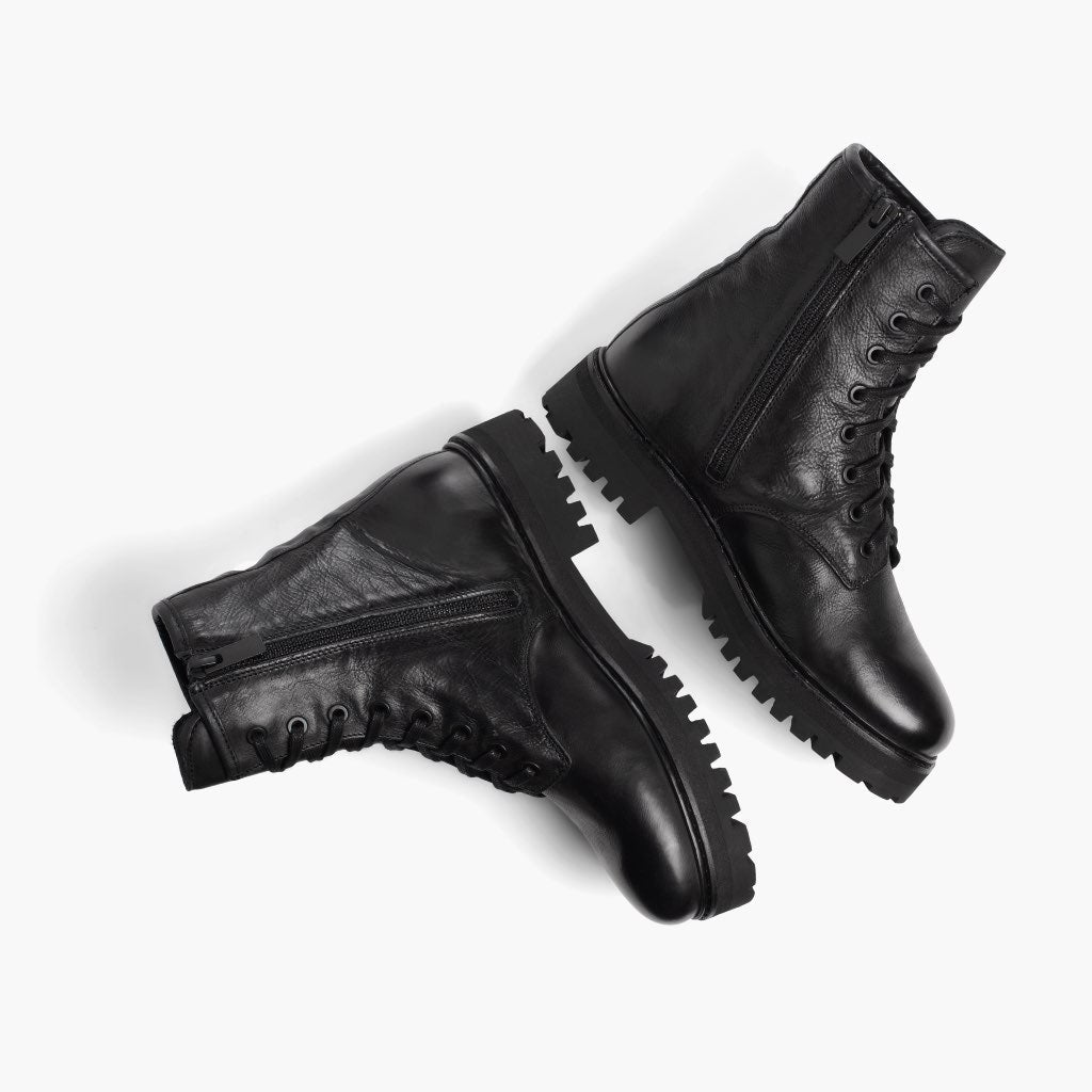 High-Traction Rubber Outsole & Lug Tread Pattern on Combat Fekete Bőrbakancsok Női