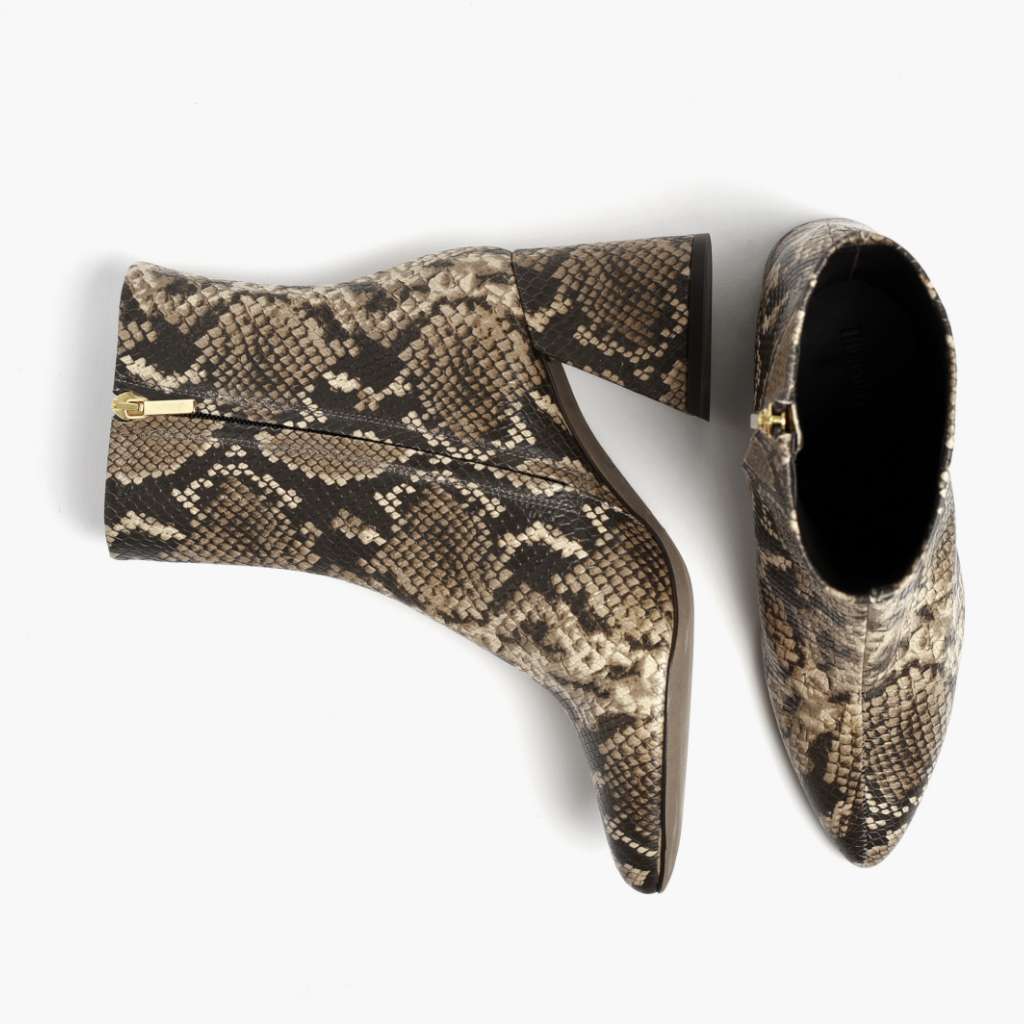 High-Traction Rubber Outsole & Lug Tread Pattern on Heartbreaker Snake Print Bőrbakancsok Női