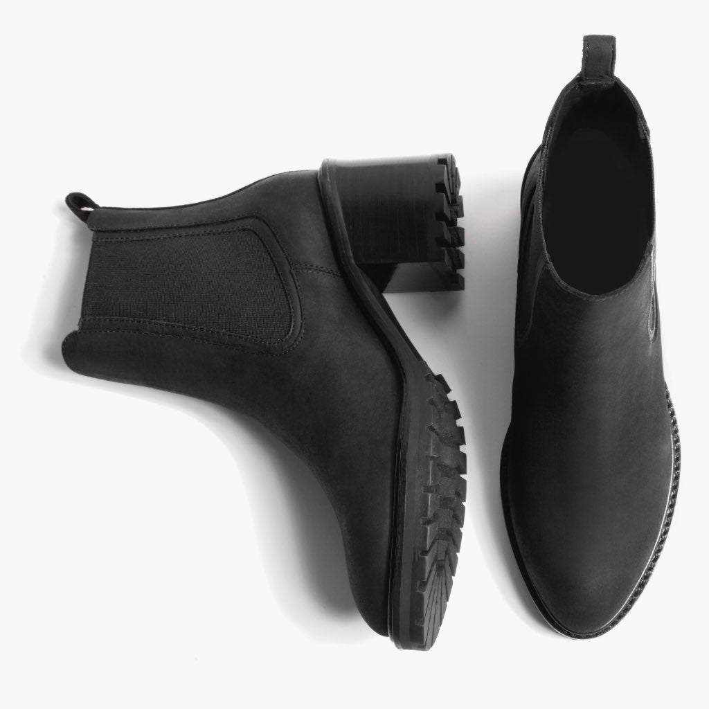 High-Traction Rubber Outsole & Lug Tread Pattern on Knockout Fekete Matte Bőrbakancsok Női