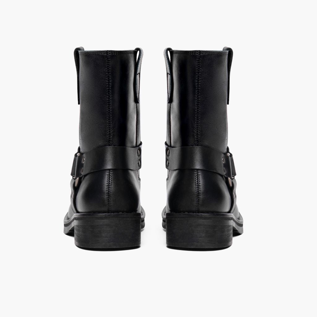 High-Traction Rubber Outsole & Lug Tread Pattern on Outlaw Fekete Bőrbakancsok Női