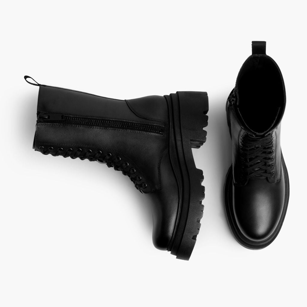 High-Traction Rubber Outsole & Lug Tread Pattern on Fatale Fekete Bőrbakancsok Női
