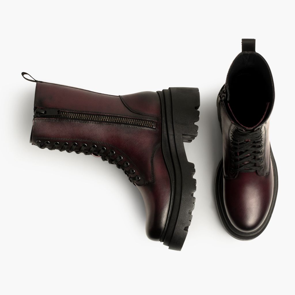 High-Traction Rubber Outsole & Lug Tread Pattern on Fatale Fekete Cherry Bőrbakancsok Női