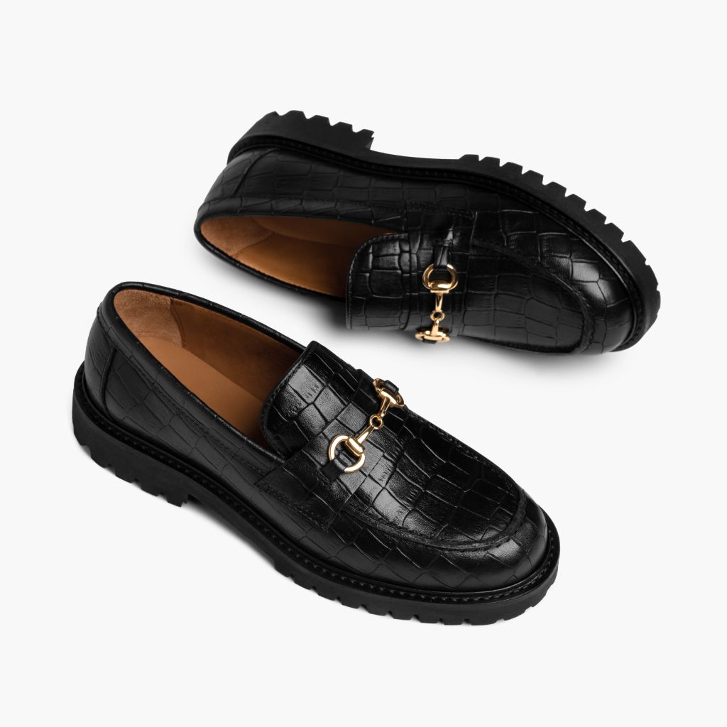 High-Traction Rubber Outsole & Lug Tread Pattern on Penny Fekete & Gold Croco Bőr mokaszin Női