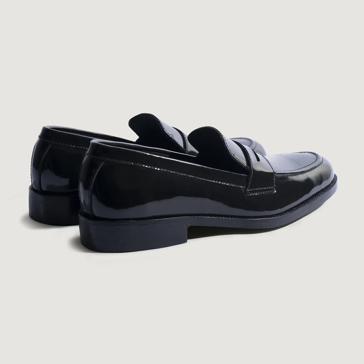 High-Traction Rubber Outsole & Lug Tread Pattern on Baxton Fekete Patent Bőr mokaszin Férfi For Men