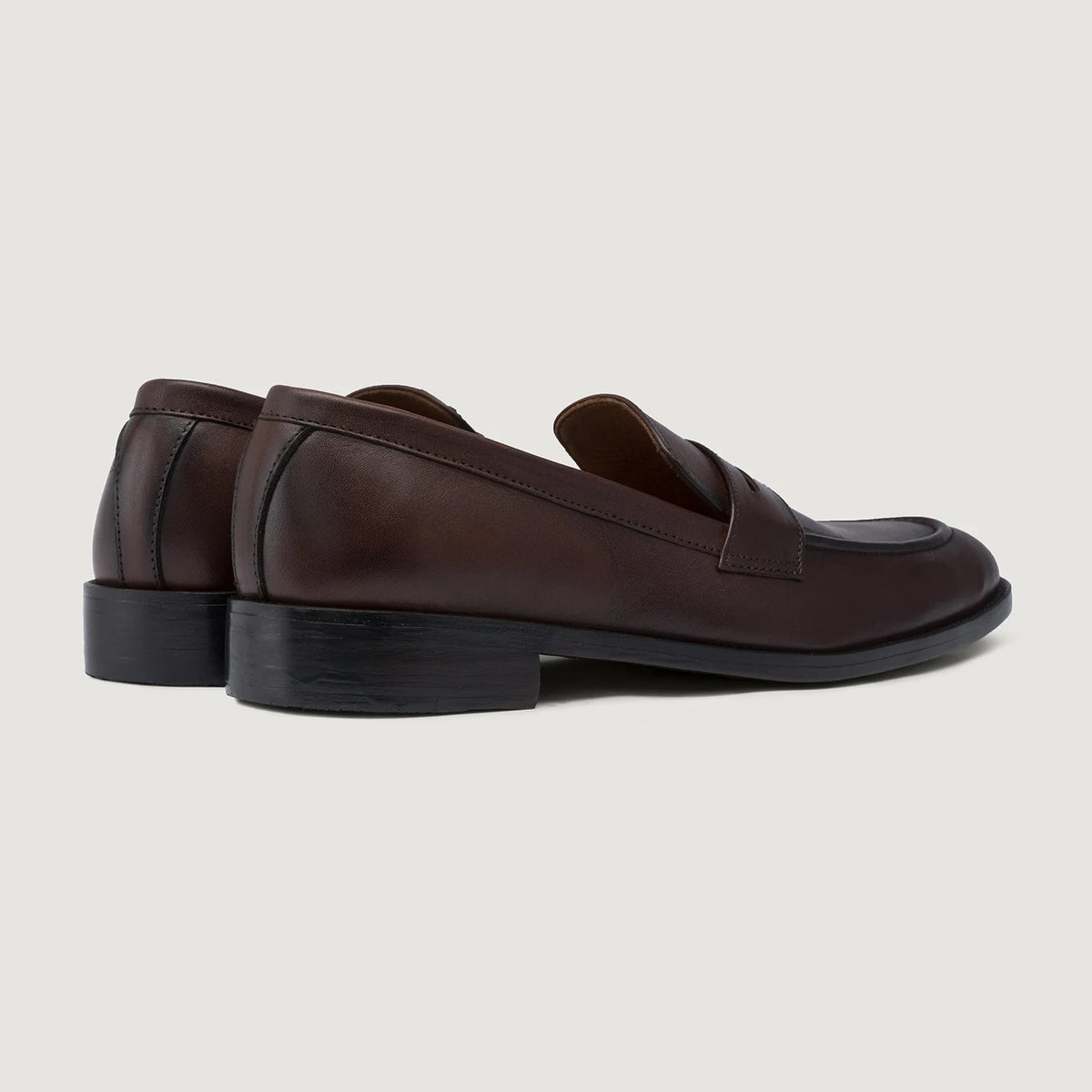 High-Traction Rubber Outsole & Lug Tread Pattern on Baxton Burnished Barna Bőr mokaszin Férfi For Men