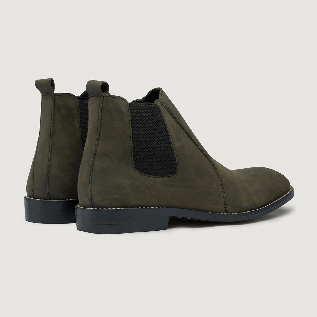 High-Traction Rubber Outsole & Lug Tread Pattern on Clarkson Chelsea Olive Pullup Bőrbakancsok - StudGuard Férfi