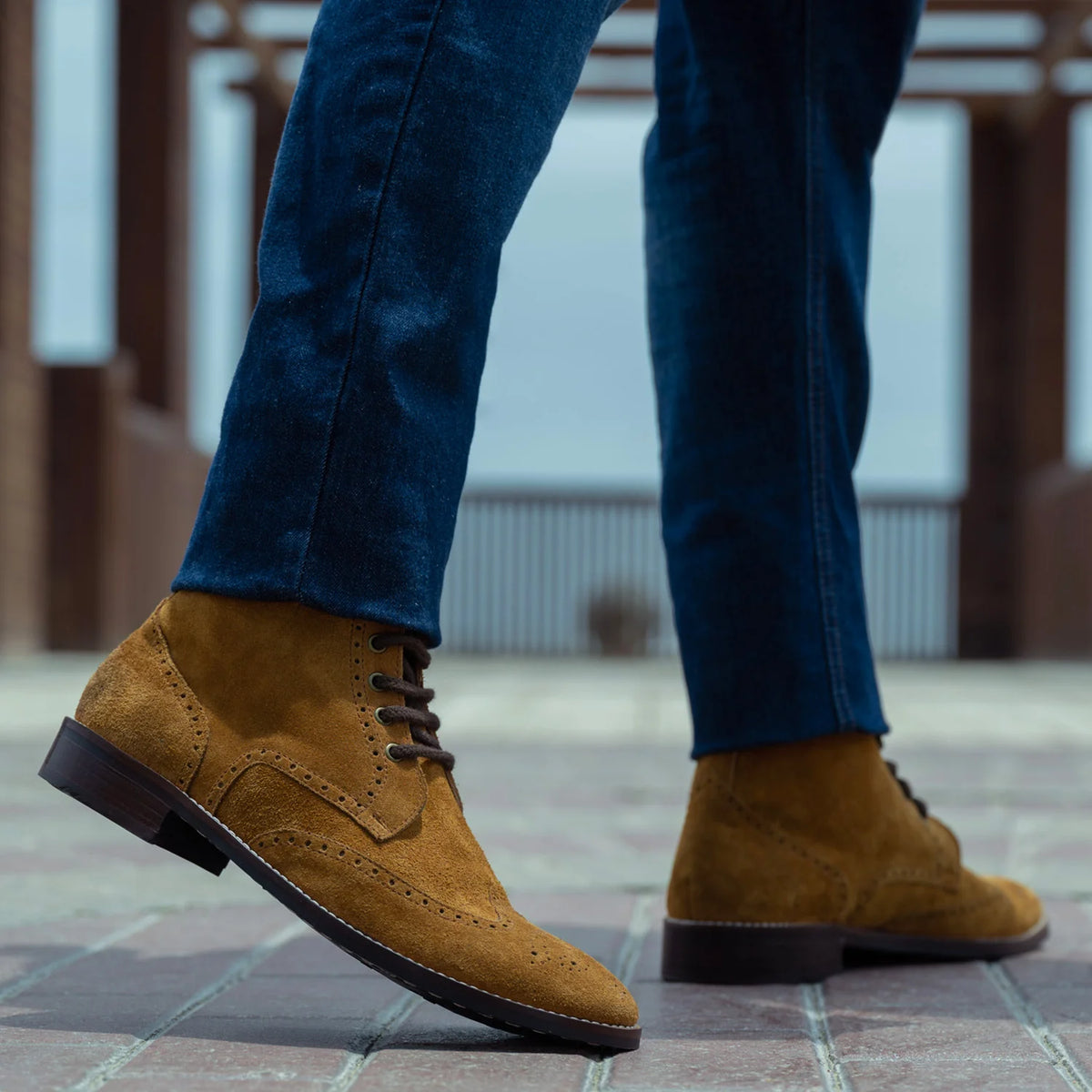 Viselési perspektíva:  Duster Brogues Derby Barna Suede Bőrbakancsok - StudGuard Férfi modellen természetes nappali fényben