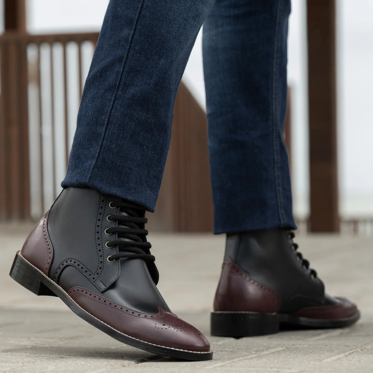 Viselési perspektíva:  Duster Brogues Derby Maroon Black Leather Boots StudGuard For Men modellen természetes nappali fényben