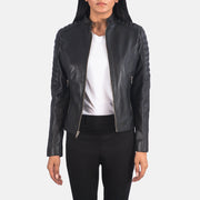 
Adalyn Steppelt Fekete Bőr Motoros Dzseki Női in Black Sheepskin Leather - Elölnézet & testre szabott sziluett | Online vásárlás