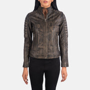 
Közeli részlet of Band & Zipper Hardware on Adalyn Steppelt Distressed Barna Bőr Motoros Dzseki Női
