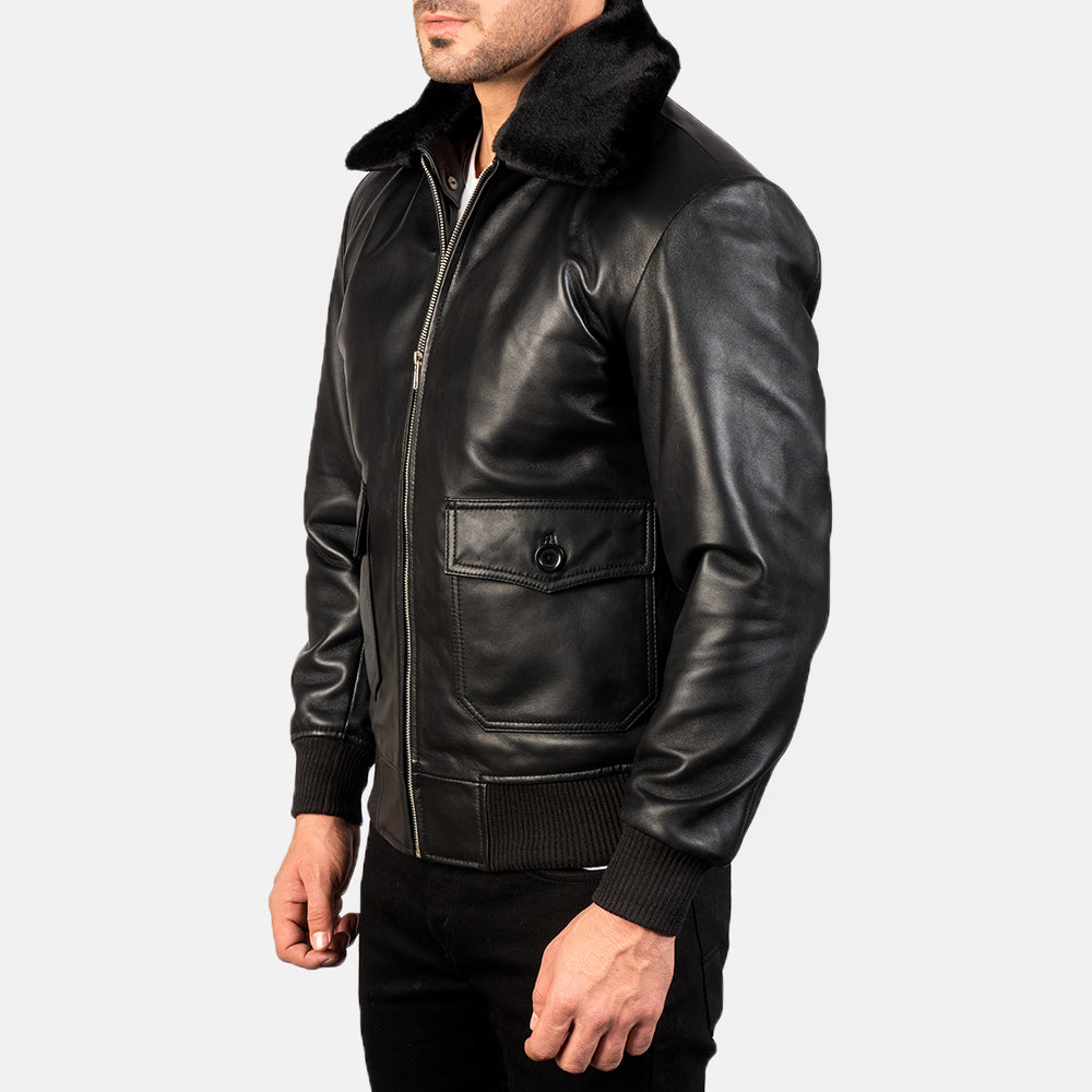 
Black Sheepskin Leather Bomber Jacket - Hátulnézet precíz vállilleszkedéssel és tiszta szegéllyel