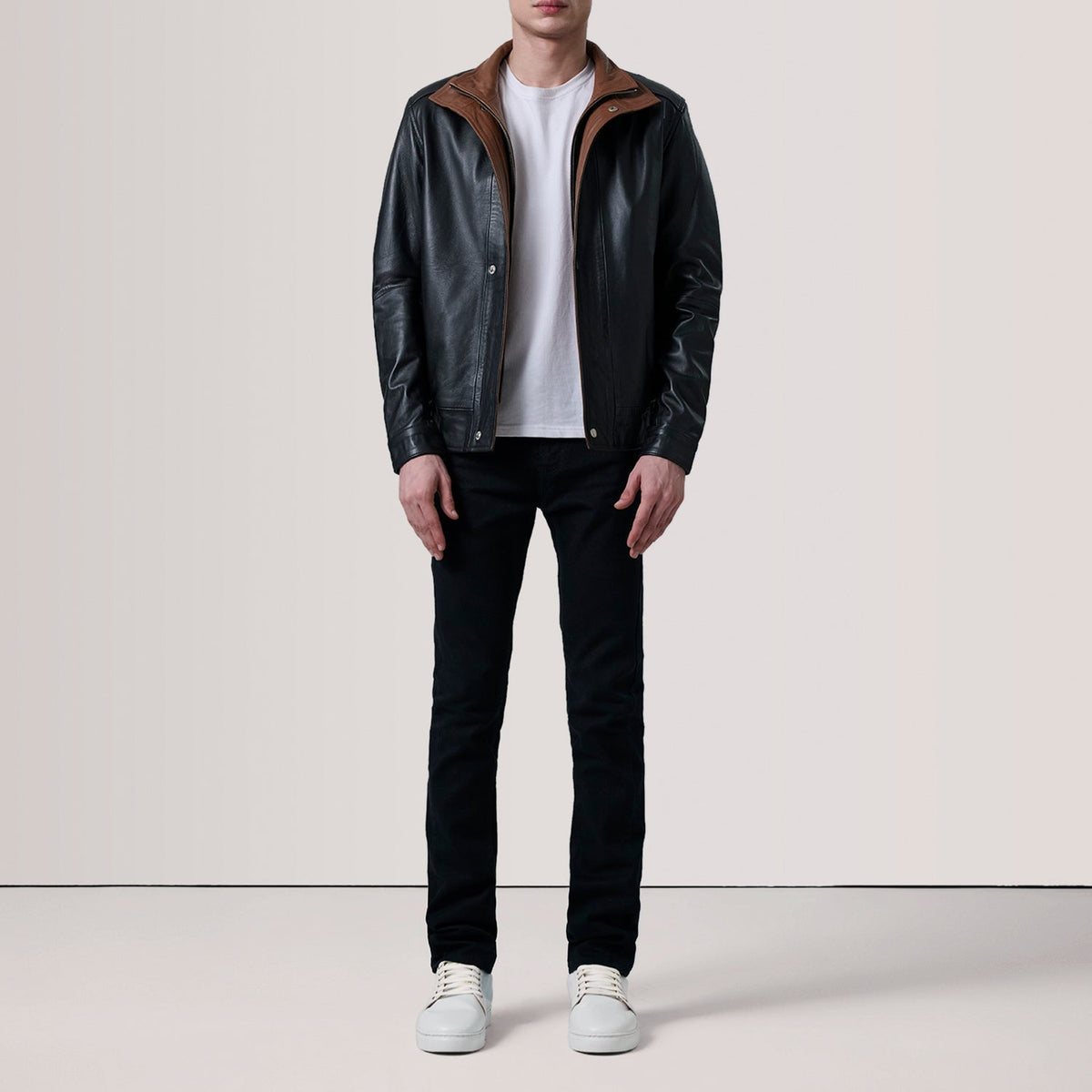 
Brown Sheepskin Leather Bomber Jacket - Hátulnézet precíz vállilleszkedéssel és tiszta szegéllyel
