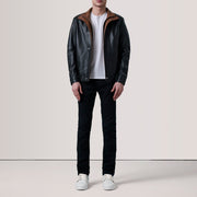 
Brown Sheepskin Leather Bomber Jacket - Hátulnézet precíz vállilleszkedéssel és tiszta szegéllyel