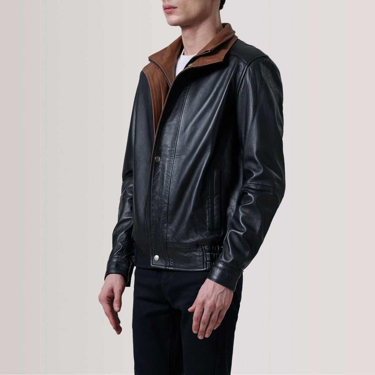 
Alfred Brown Leather Bomber Jacket For Men - Oldalnézet az ergonomikus ujjkialakítással