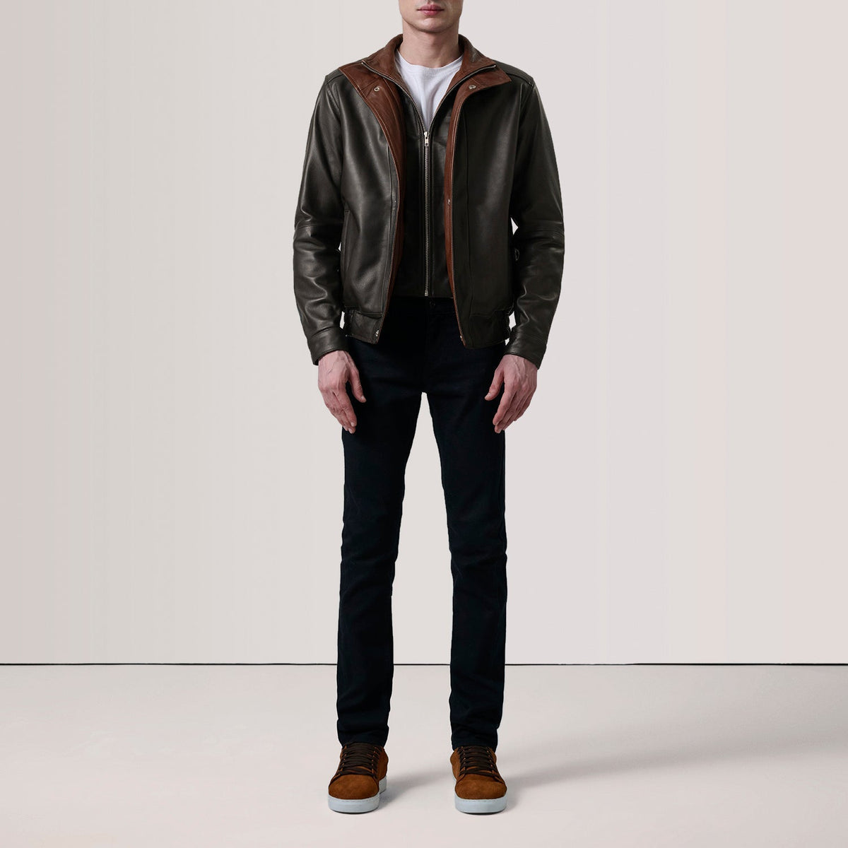 
Viselési perspektíva:  Alfred Brown Leather Bomber Jacket For Men modellen természetes nappali fényben