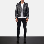 
Allaric Alley Black Leather Biker Jacket - Oldalnézet az ergonomikus ujjkialakítással