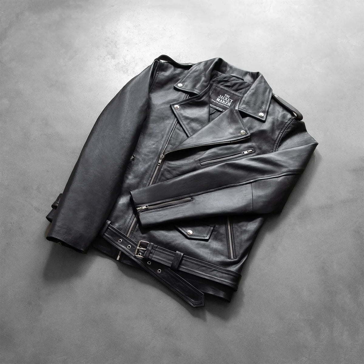 
Viselési perspektíva:  Allaric Alley Black Leather Biker Jacket modellen természetes nappali fényben