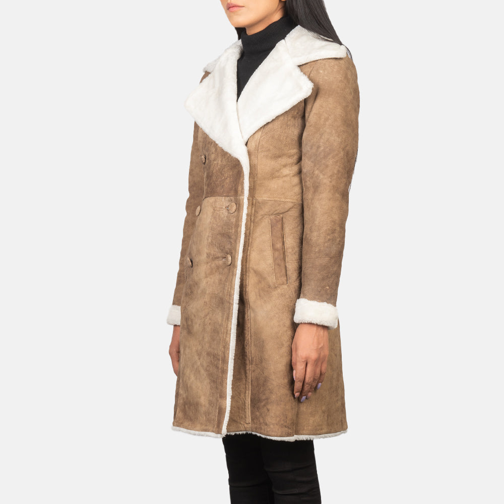 
Közeli részlet of Notch & Leather Buttons Hardware on Amie Distressed Brown Double Breasted Shearling Coat