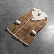 
Viselési perspektíva:  Amie Distressed Brown Double Breasted Shearling Coat modellen természetes nappali fényben