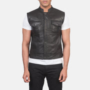 
Közeli részlet of Band & Zipper with Button Flap Hardware on Atlas Moto Barna Bőrmellény Férfi