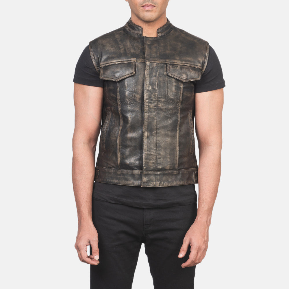 
Közeli részlet of Band & Zipper with Button Flap Hardware on Atlas Moto Distressed Barna Bőrmellény Férfi