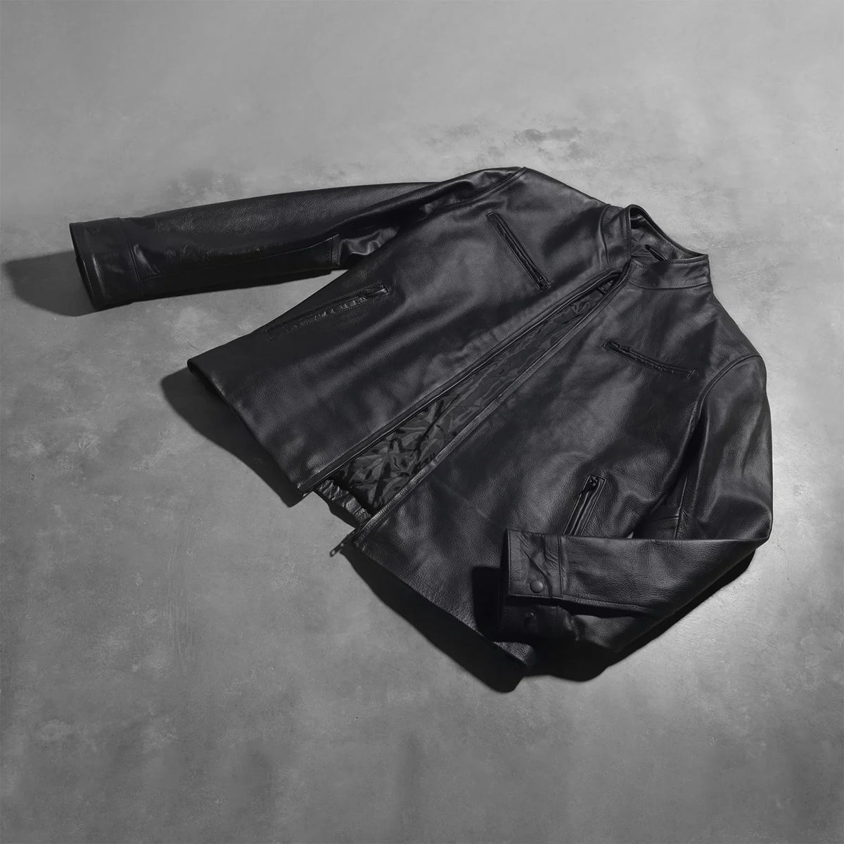 
Button & Hem Craftsmanship Construction Detail on Austere Matte Fekete Bőr Motoros Dzseki Férfi