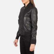 
Black Sheepskin Leather Bomber Jacket - Hátulnézet precíz vállilleszkedéssel és tiszta szegéllyel
