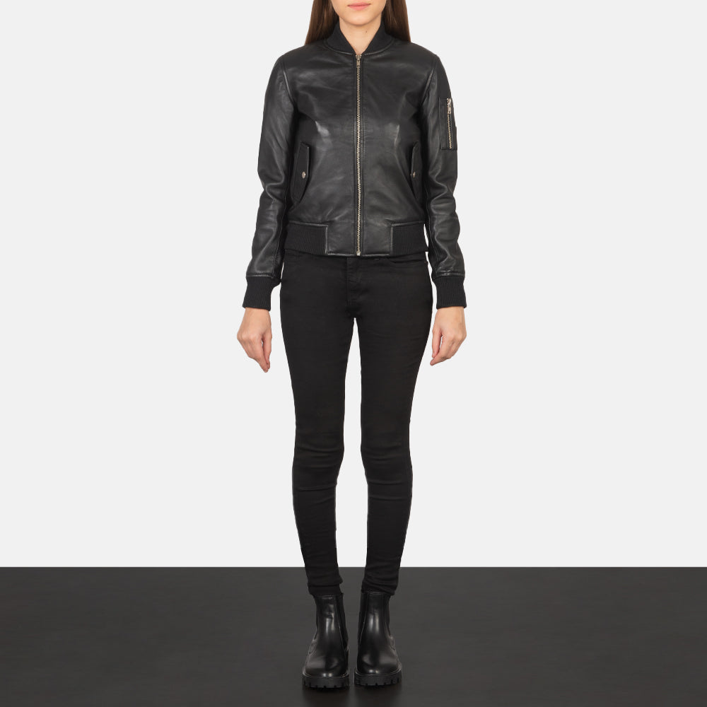 
Ava Ma-1 Black Leather Bomber Jacket - Oldalnézet az ergonomikus ujjkialakítással