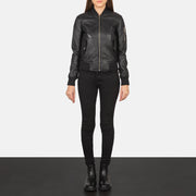 
Ava Ma-1 Black Leather Bomber Jacket - Oldalnézet az ergonomikus ujjkialakítással