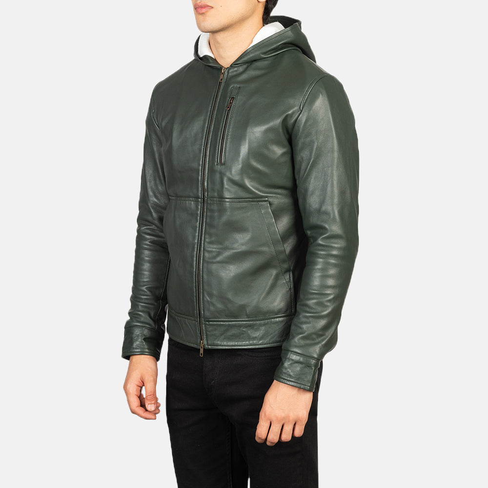 
Viselési perspektíva:  Baston Black Hooded Leather Bomber Jacket modellen természetes nappali fényben