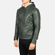 
Viselési perspektíva:  Baston Black Hooded Leather Bomber Jacket modellen természetes nappali fényben