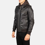 
Viselési perspektíva:  Bravado Black Hooded Leather Bomber Jacket modellen természetes nappali fényben