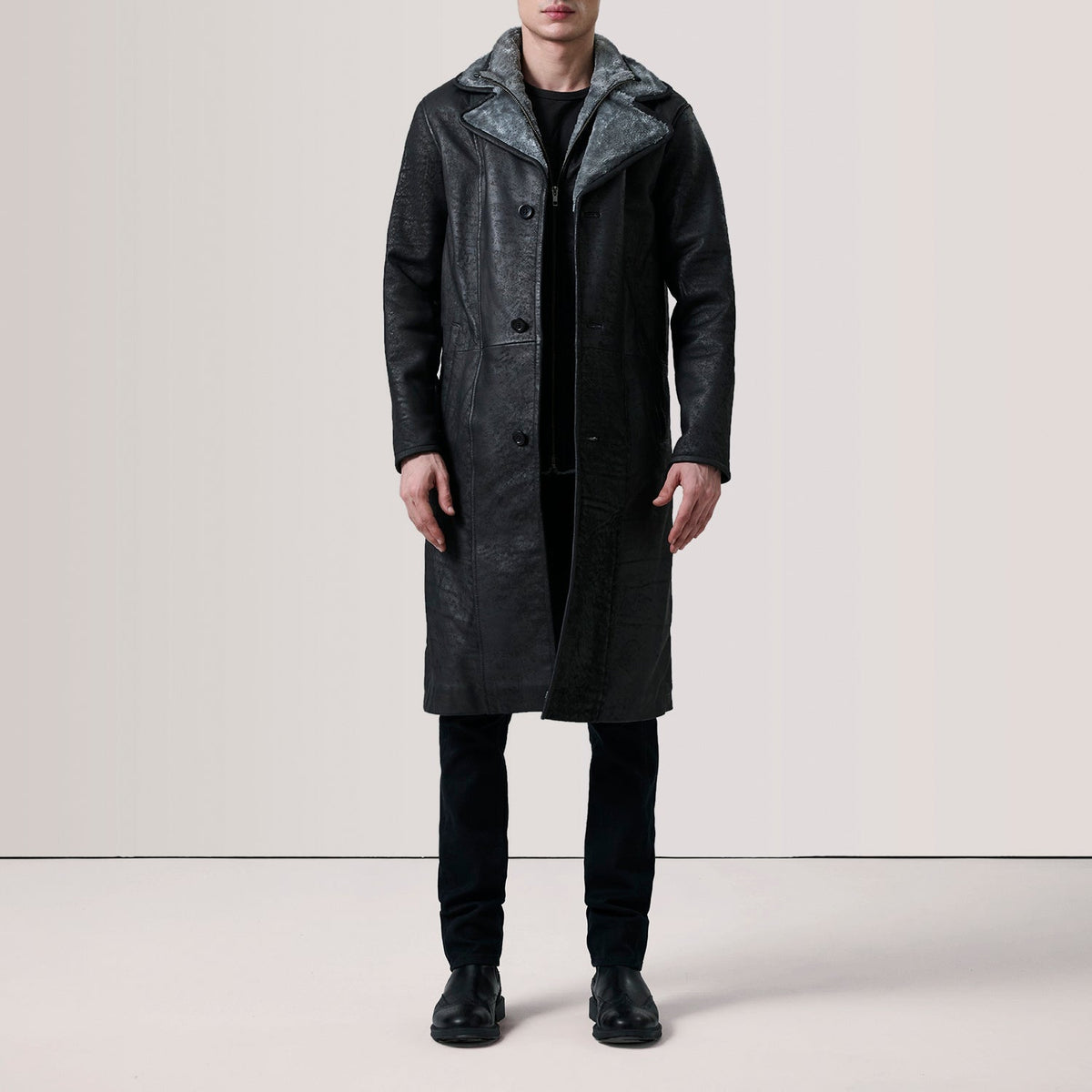 
Distressed Black Sheepskin Snuffed Aviator Jacket - Hátulnézet precíz vállilleszkedéssel és tiszta szegéllyel